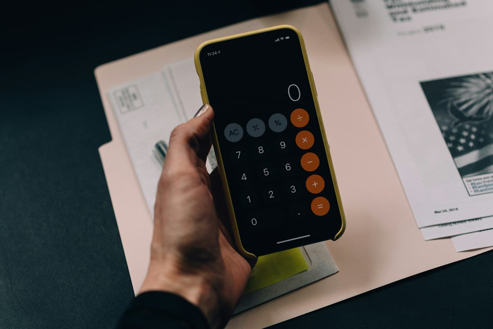 Calculando la capacidad de endeudamiento con calculadora y documentos
