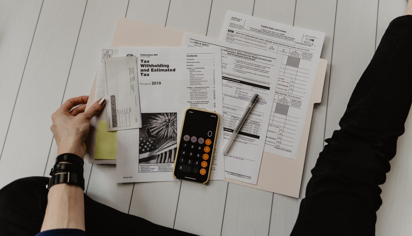 Mujer revisando comparativa de costes de un préstamo en su portátil